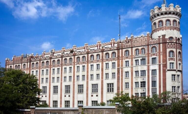 Napsugaras tornyok építésze