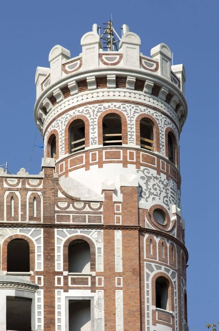 Napsugaras tornyok építésze