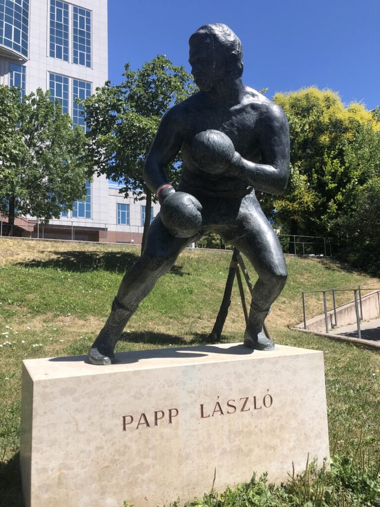 Köztéri reprezentáció a Hegyvidéken – KultSzalon