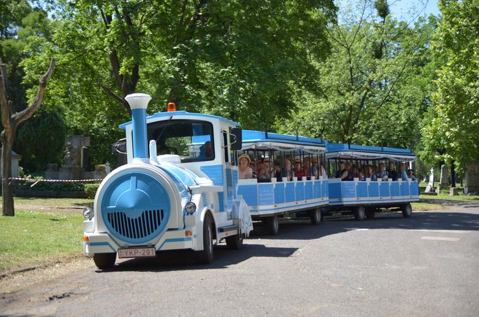 Kisvonattal a Farkasréti Temetőben